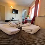 Hotel-pension Zur Mole מלון Wiek auf Rügen